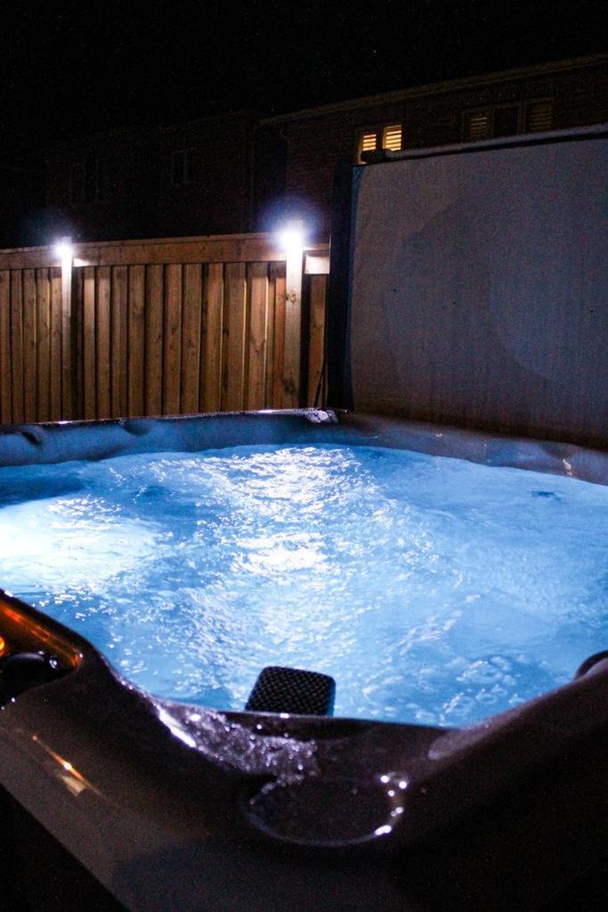 Апартаменти Family Friendly - Cozy - Hot Tub - Near Uoit Ошава Номер фото